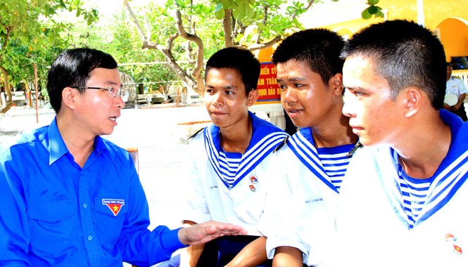 Chất thép và thơ ở Trường Sa Bí thư T.Ư Đoàn Đặng Quốc Toàn trò chuyện với các chiến sỹ ở Trường Sa