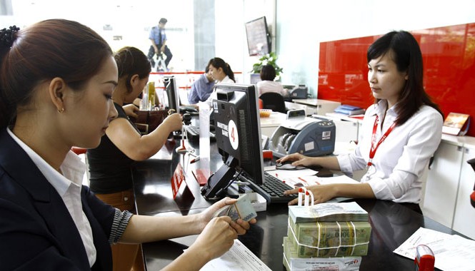 Hạ lãi tiền gửi: Ngân hàng lo tiền chạy Lãi suất tiền gửi đồng loạt giảm từ 0,1 đến 0,5%/năm ở một số kỳ hạn