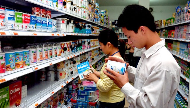Cục trưởng Cục Quản lý giá: Lợi nhuận sữa cao, phải điều tiết Kể từ hôm nay 21/6 mức giá sữa bán buôn và bán lẻ tối đa giảm từ 1 đến 31% so với mức giá cũ. Ảnh: Ngọc Châu