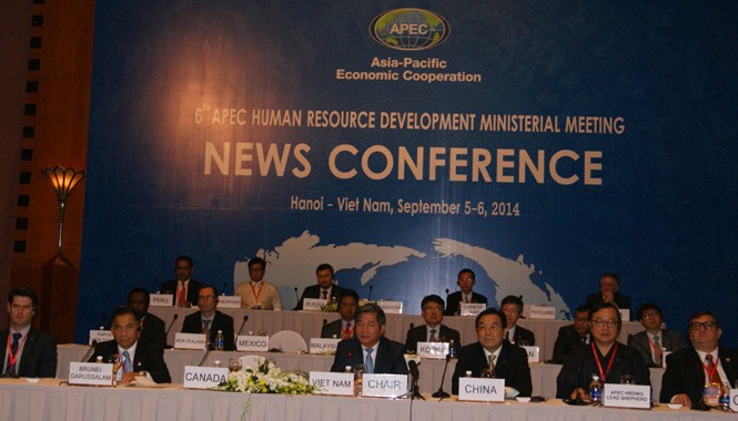 APEC bàn cách ứng phó già hóa dân số Các bộ trưởng APEC dự hội nghị HRDMM6. Ảnh: L.H.V