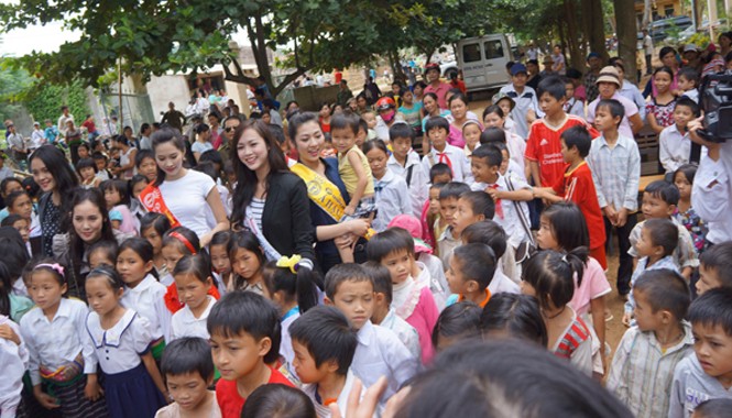 Thí sinh trích tiền thưởng làm từ thiện có hợp lý không? Hoa hậu, các á hậu và người đẹp cuộc thi Hoa hậu Việt Nam 2012 thăm và tặng quà các em học sinh vùng bị lũ lụt tỉnh Thanh Hóa tháng 9/2012.