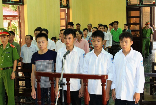 Vụ cướp mũ nữ sinh: Hai bị cáo được miễn hình phạt Bốn bị cáo tại phiên xử