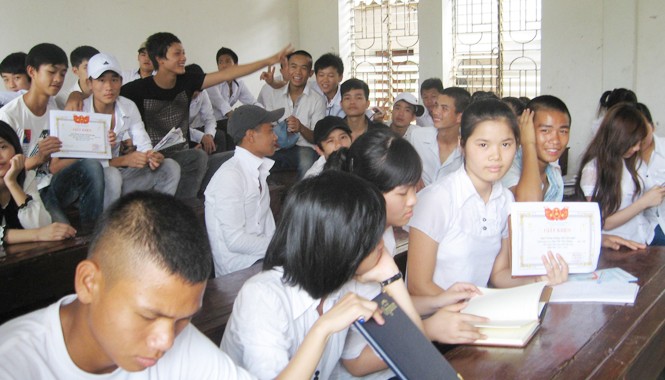 Tít mù luân chuyển giáo viên Việc ồ ạt thuyên chuyển giáo viên bất thường ở huyện Quỳnh Lưu đang gây ảnh hưởng đến chất lượng dạy và học. Ảnh: Phan Sáng