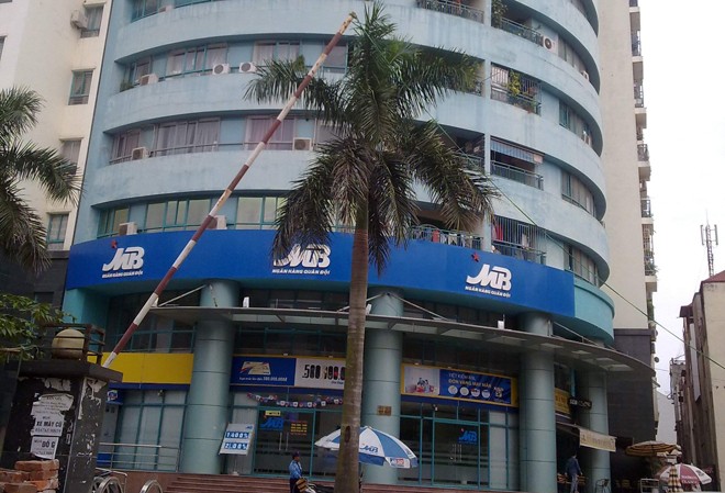 Gỡ sổ đỏ cho nhà dự án Nhiều hộ dân tại chung cư 151A Nguyễn Đức Cảnh (Hà Nội) gần chục năm chờ sổ đỏ do vi phạm của chủ đầu tư. Ảnh: Tuấn Minh