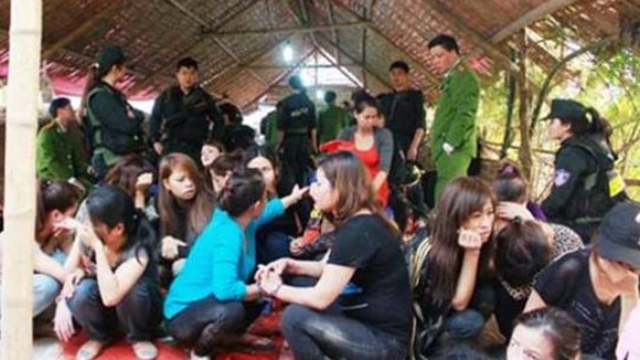 Lão bà trong sới bạc tiền tỷ Các con bạc bị bắt trong sới ở Tân Dân, thời điểm tháng 3/2013. Ảnh: An Ninh Thủ Đô