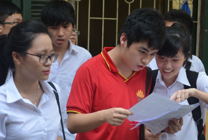 Bài giải đề thi môn Tiếng Anh Thí sinh sau giờ thi tốt nghiệp 2014. Ảnh: Thanh Hà