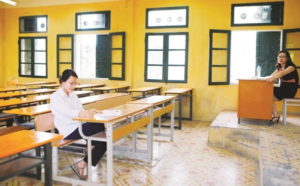 Nhiều thí sinh đạt 9,5 điểm môn Sử tốt nghiệp Thí sinh Phạm Khánh Linh làm bài thi Lịch sử chiều 2/6 tại hội đồng thi trường THPT Quang Trung (Đống Đa, Hà Nội). Ảnh: Như Ý