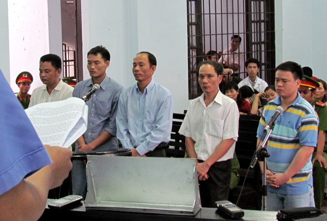 Ăn chặn trầm kỳ: Đề nghị 8 - 9 năm tù nguyên trưởng công an huyện Các bị cáo nghe đọc bản luận tội