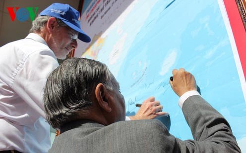 Tọa đàm đánh giá hành vi Trung Quốc hạ đặt giàn khoan trái phép Học giả nước ngoài ký tên vào bản đồ Việt Nam khẳng định chủ quyền đối với 2 quần đảo Hoàng Sa- Trường Sa tại triển lãm