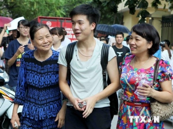 Sợ nắng nóng, tắc đường, sỹ tử khăn gói lên Thủ đô sớm Thí sinh dự thi đại học. Ảnh: TTXVN)