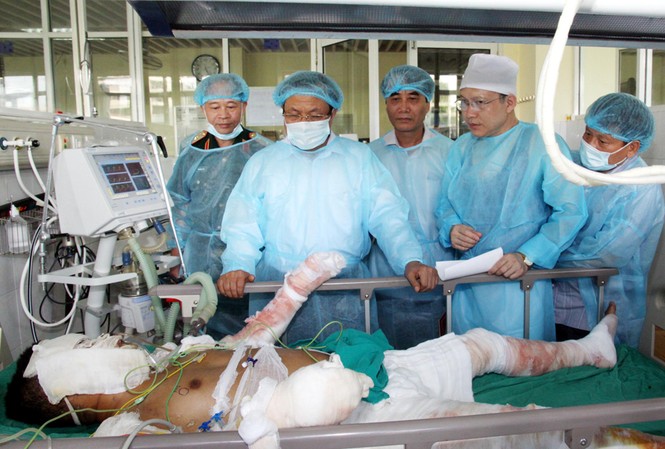 Bí thư Hà Nội thăm chiến sĩ bị thương vụ máy bay rơi Bí thư Thành ủy Hà Nội Phạm Quang Nghị đến thăm những người bị thương trong vụ tai nạn, tại Viện bỏng Quốc gia, chiều 7/7