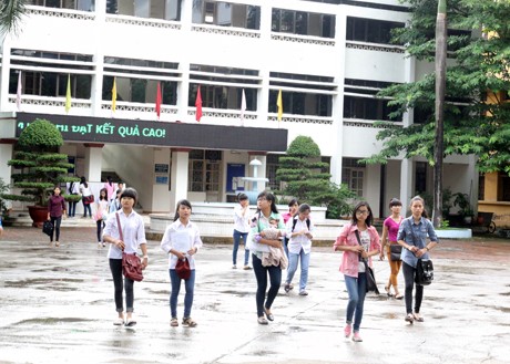 Xuất hiện 5 thủ khoa đạt điểm tuyệt đối Thí sinh làm thủ tục dự thi tại Trường CĐ Sư phạm Hà Nội sáng 14/7/2014. Ảnh: Mai Châm