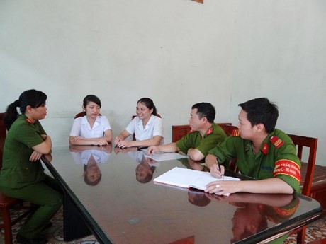 Hai cô gái chạy bộ gần 1km đuổi bắt trộm Hai chị Nguyễn Thanh Tuyền và Lê Thị Hải Yến báo cáo với Công an phường Trần Hưng Đạo (TP Hạ Long) về việc truy đuổi đối tượng trộm cắp.