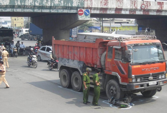 Xe ben cán nát chân một phụ nữ Xe ben cán nát chân một phụ nữ