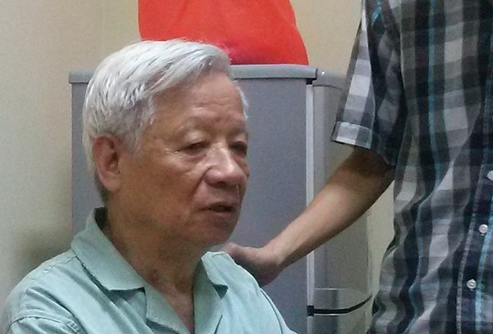 Ông Trần Xuân Giá đề nghị cân nhắc thời gian mở lại phiên tòa Hình ảnh ông Trần Xuân Giá chiều 17-4, một ngày sau khi hoãn phiên toà vụ án "bầu" Kiên.