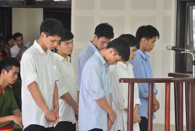 Chém chết bạn nhậu vì bị nói 'xóc óc' Các bị cáo tại phiên tào