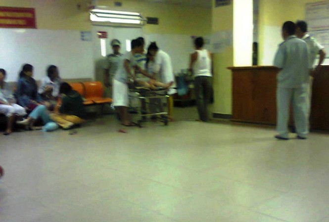 Tiêm xong, bệnh nhân sùi bọt mép rồi tử vong Sau khi lãnh đạo bệnh viện giải thích nguyên nhân, bác sĩ trực xin lỗi, người nhà mới chịu đưa chị T. về lo hậu sự.