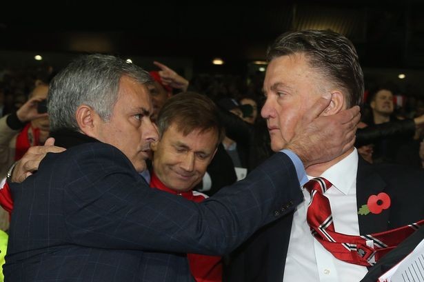 Mourinho sẽ về M.U thay Van Gaal Mourinho tiến gần đến bản hợp đồng với M.U, thay cho Van Gaal