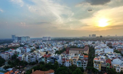 Săn đất cho thuê lãi bạc tỷ Không ít nhà đầu tư tại TP HCM sẵn sàng đặt cược săn đất trống, xây công trình cho thuê kiếm lời dăm bảy tỷ đồng cả chu kỳ khai thác. Ảnh: Lucas Nguyễn