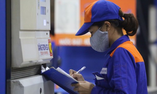 Giá xăng ra sao nếu tăng thuế môi trường Đây không phải lần đầu tiên Bộ Tài chính đề xuất tăng thuế môi trường với xăng. Ảnh: Ngọc Thành.