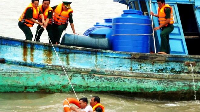Hai ngư phủ mất tích trên biển Cà Mau Bộ đội Biên phòng Cà Mau diễn tập cứu nạn trên biển