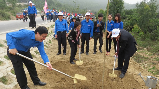 Phát động Tết trồng cây tại khu mộ Đại tướng Võ Nguyên Giáp Anh Nguyễn Đắc Vinh và các đại biểu tham gia trồng cây tại khu mộ Đại Tướng