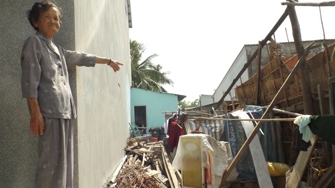 Nữ sinh bị đánh hội đồng: Học sinh đánh bạn đã lánh mặt? Bà ngoại em T. chỉ căn nhà mẹ con em ở bị sập.