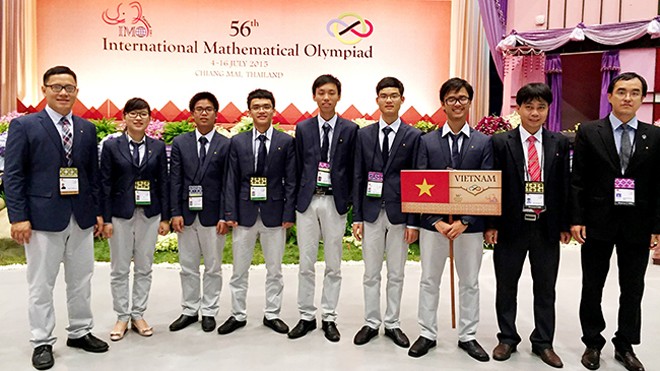 Việt Nam đoạt 2 huy chương vàng Olympic Toán quốc tế Đoàn Việt Nam tham dự Olmypic Toán quốc tế 2015. Ảnh: VNU Media