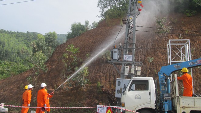 Phun nước áp lực cao rửa đường dây điện Phun nước áp lực cao rửa đường dây điện