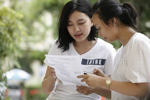 Cả nước có 89 thí sinh bị đình chỉ thi môn Văn Thí sinh ra khỏi phòng thi môn Văn sáng 2/7. Ảnh: Như Ý