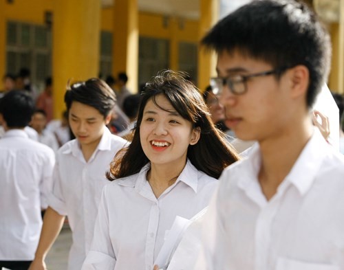 Thí sinh phấn khởi vì đề thi Văn dễ Thí sinh cười rạng rỡ trong kì thi THPT 2016. Ảnh: Như Ý