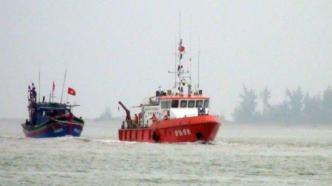 Cứu sống 7 ngư dân gặp nạn trên biển Tàu cứu hộ BĐBP Nghệ An đang lai dắt tàu bị nạn của ngư dân vào bờ trưa 24/9. Ảnh VTC news