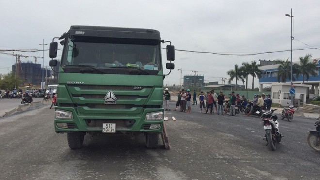 Công nhân bị tông chết khi ra hiệu lùi xe Hiện trường vụ tai nạn.