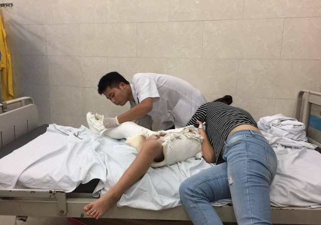 Bộ trưởng Mai Tiến Dũng: Vụ việc Nam Trung Yên không hề nhỏ Cháu Trần Chí Kiên - học sinh bị gãy chân do tai nạn trong Trường tiểu học Nam Trung Yên - khi chữa trị tại bệnh viện.