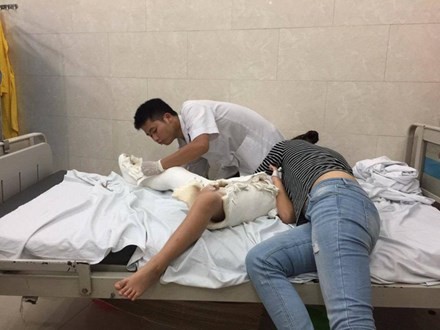 Học sinh gãy chân ở trường Nam Trung Yên bị thương tật 32% Cháu Trần Chí Kiên - học sinh bị gãy chân do tai nạn trong Trường tiểu học Nam Trung Yên - khi chữa trị tại bệnh viện.