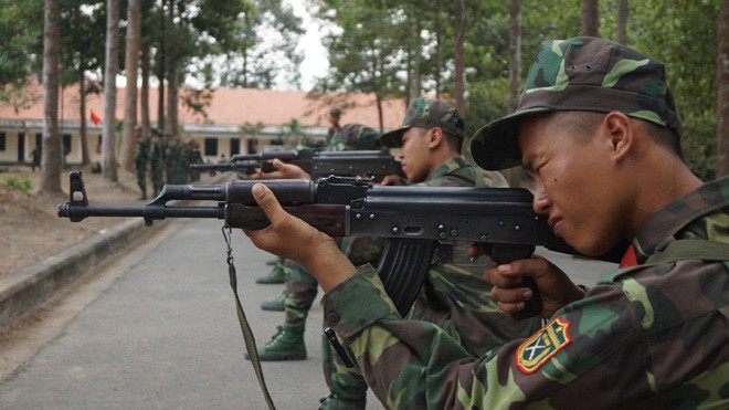 Tân binh Trung đoàn Gia Định trên thao trường đất thép Củ Chi Thực hành ngắm bắn súng tiểu liên AK ở tư thế quỳ