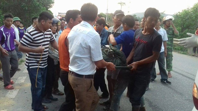 Cưa đạn pháo, hai anh em ruột thương vong Người thân và lực lượng chức năng đưa hai anh em bị nạn ra khỏi hiện trường.