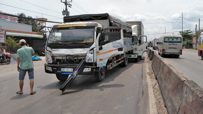 3 xe tải tông liên hoàn trên quốc lộ 1A, nhiều người hoảng loạn 3 xe tải tông liên hoàn trên quốc lộ 1A, nhiều người hoảng loạn