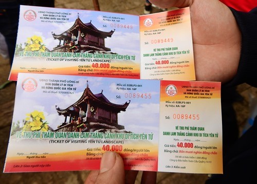 Người dân thắc mắc đi lễ chùa ở Yên Tử phải nộp phí Nhiều người khi đi du xuân, cúng lễ ở Yên Tử đã phản đối việc thu phí tại đây. Ảnh: Minh Cương