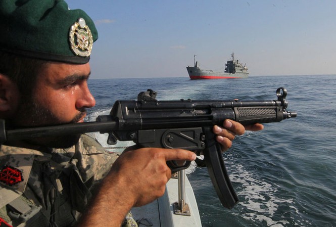 Iran xác nhận đã tiến hành tập trận quân sự tại eo biển Hormuz Ảnh: Businessinsider