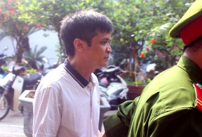 Những vụ thầy giáo dâm ô học sinh: Ra khỏi ngành, xin lỗi có xong? Bị cáo Nguyễn Đình Lê được dẫn giải tới phòng xử.