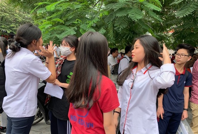 Giáo viên nhận định gì về đề Văn thi vào lớp 10 ở Hà Nội Thí sinh cười tươi sau khi ra khỏi phòng thi môn Ngữ Văn sáng nay, 2/6. Ảnh: Đỗ Hợp