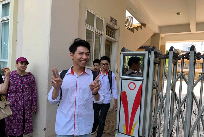 Đề Sinh thi THPT quốc gia: Học sinh vẫn có thể đạt điểm 10 Thí sinh vui vẻ ra khỏi phòng thi tổ hợp môn Khoa học Tự nhiên sáng nay. Ảnh: Đỗ Hợp