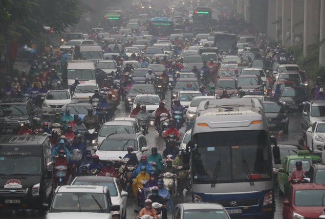 'Chôn chân' dưới cơn mưa lớn tại khắp các tuyến phố Hà Nội 'Chôn chân' dưới cơn mưa lớn tại khắp các tuyến phố Hà Nội