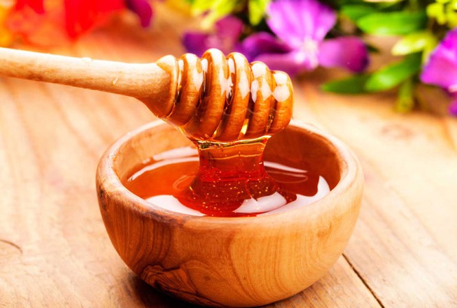 Những loại nước uống vào buổi tối tốt cho sức khỏe không ngờ Mật ong chứa nhiều vitamin B, C, các khoáng chất quan trọng như canxi, kẽm, kali,...giúp giảm cảm giác bồn chồn, lo âu, giúp ngủ ngon. Ảnh: Internet