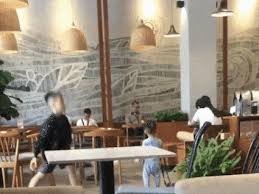 Trẻ ném nhau, phá phách trong quán: Cha mẹ không dạy sao đổ thừa cho con? Trẻ ném nhau, phá phách trong quán: Cha mẹ không dạy sao đổ thừa cho con?