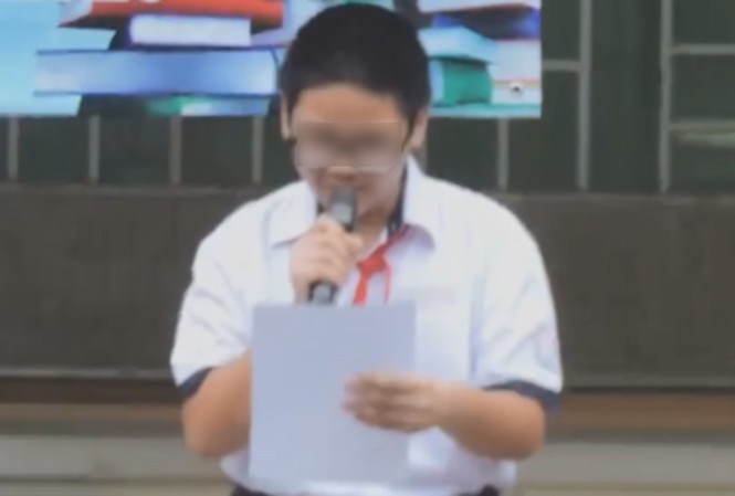 Bắt học sinh đọc bản kiểm trước toàn trường vì xúc phạm nhóm nhạc BTS: Nhà trường có sai? M.Q. bị đình chỉ học, hạ hạnh kiểm, phải lao động công ích và đọc kiểm điểm trước trường. Hình ảnh nam sinh đọc bản kiểm điểm và xin lỗi được quay lại và đưa lên mạng. Ảnh cắt từ clip