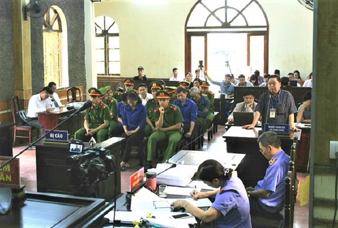 Điểm nhấn giáo dục: 100 đảng viên ở Sơn La liên quan gian lận điểm thi Phiên tòa xét xử vụ gian lận điểm thi tại Sơn La. Hiện vụ án đã được trả hồ sơ yêu cầu điều tra bổ sung.