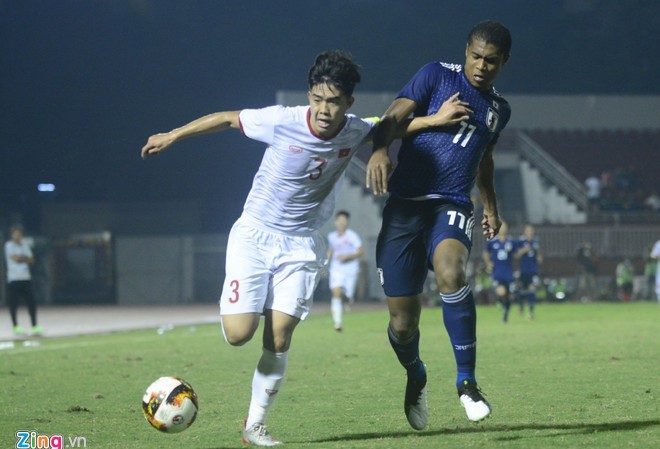 'Tuyển U19 Việt Nam hiện tại không bằng lứa Công Phượng' Hàng thủ U19 Việt Nam chơi tốt trước đối thủ mạnh hơn. Ảnh: Nguyên Trí.