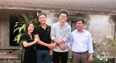 Những 'món quà đặc biệt' không giống ai dành cho thầy cô Buổi gặp mặt đặc biệt giữa mẹ con chị Ma Thị Bích Thu (Hà Nội) với các thầy giáo cứu con trai thoát khỏi đuối nước.